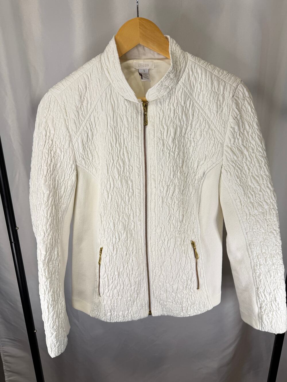 Chico’s Women’s Size 1 M White Textured Zip Front Jacket Gold Zippers